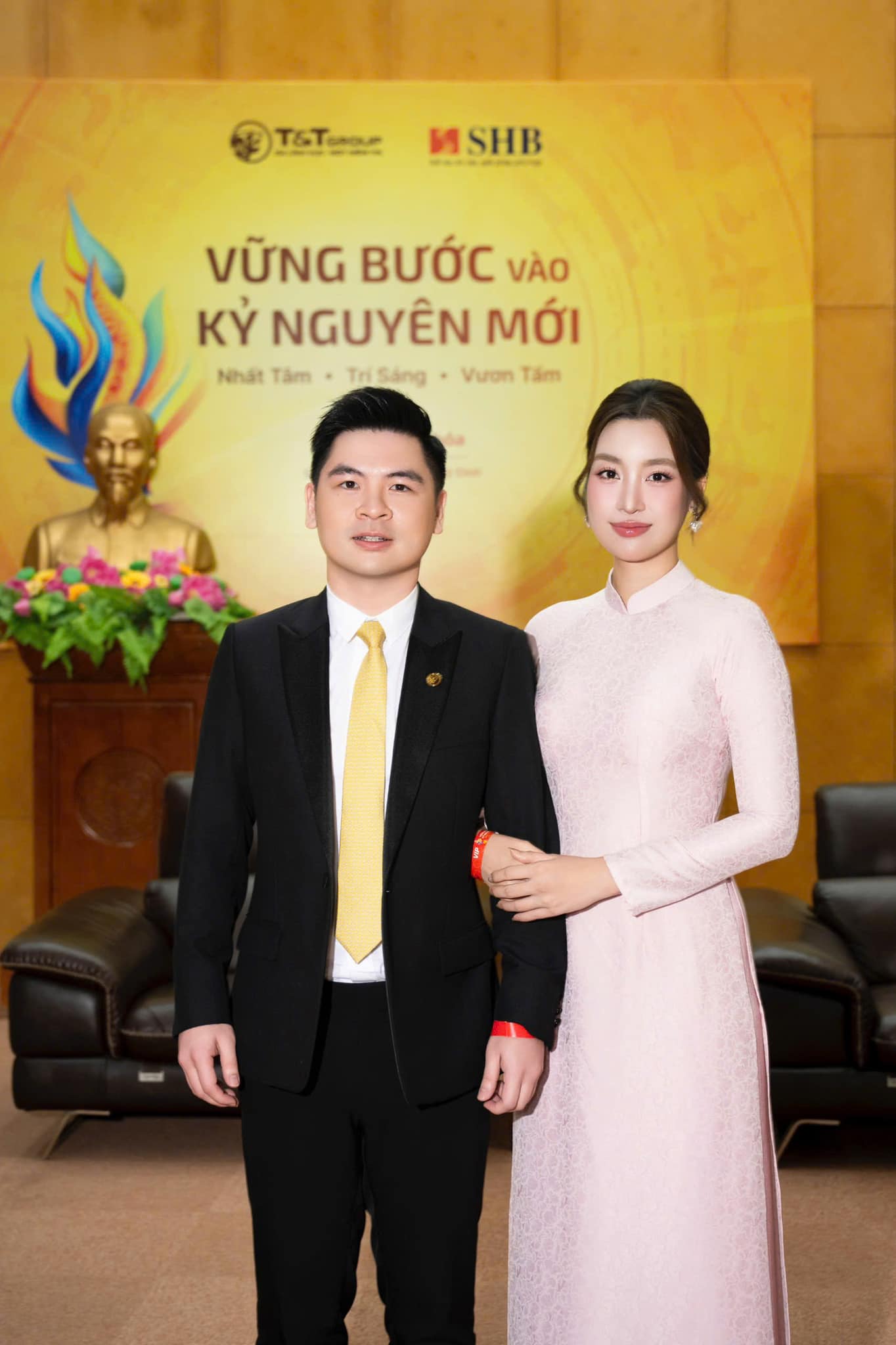 2 thiếu gia nhà bầu Hiển: Anh làm "bố đơn thân nghìn tỷ", em ngọt ngào bên Hoa hậu Đỗ Mỹ Linh - Ảnh 9. 2 thiếu gia nhà bầu Hiển: Anh làm "bố đơn thân nghìn tỷ", em ngọt ngào bên Hoa hậu Đỗ Mỹ Linh - Ảnh 9.
