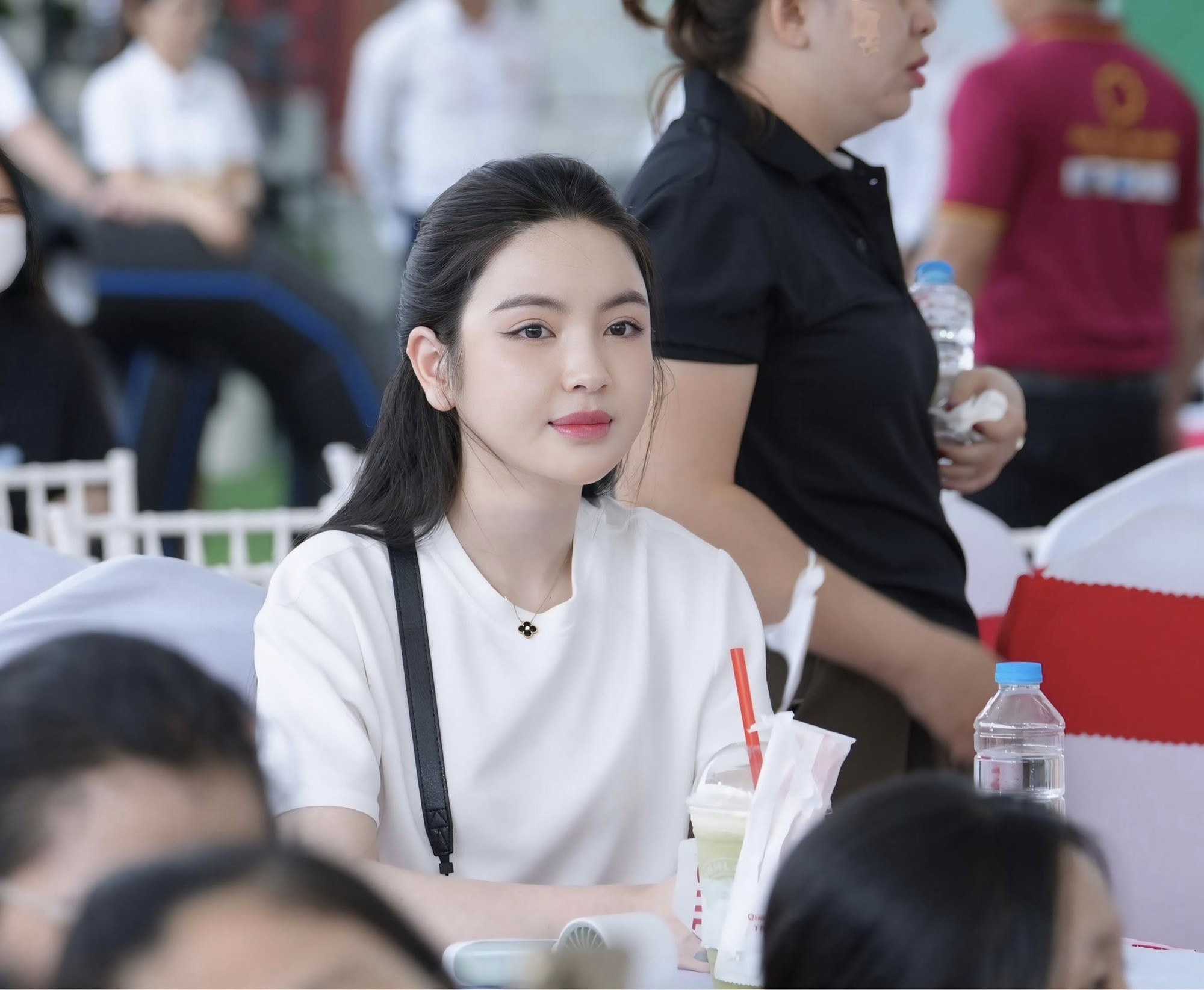 Nhan sắc của bà xã Quang Hải lại... gây xôn xao- Ảnh 3.