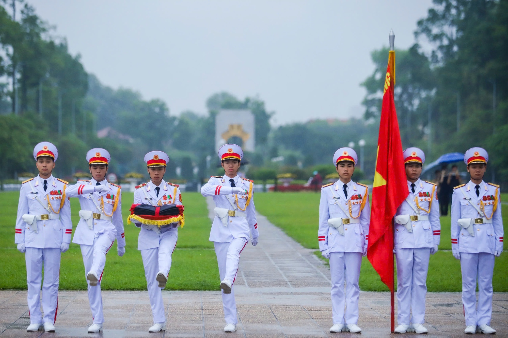 Lễ Quốc tang nguyên Chủ tịch nước Trần Đức Lương tại Quảng trường Ba Đình - Ảnh 5. Lễ Quốc tang nguyên Chủ tịch nước Trần Đức Lương tại Quảng trường Ba Đình - Ảnh 5.