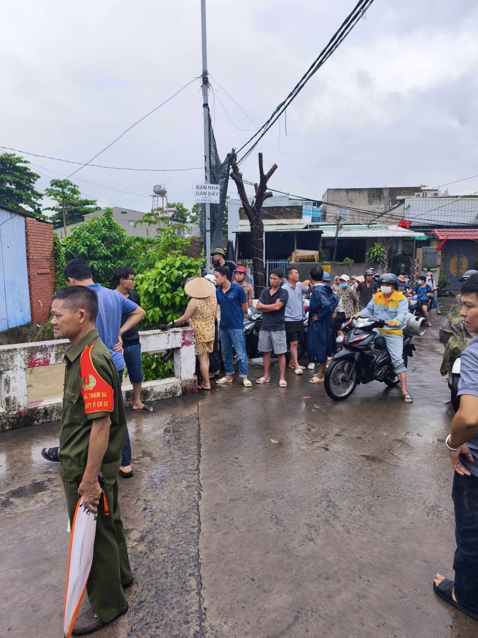 Đang tìm kiếm bé gái 10 tuổi bị nước cuốn trôi, nhiều nơi ở Biên Hòa ngập trong biển nước - Ảnh 1.