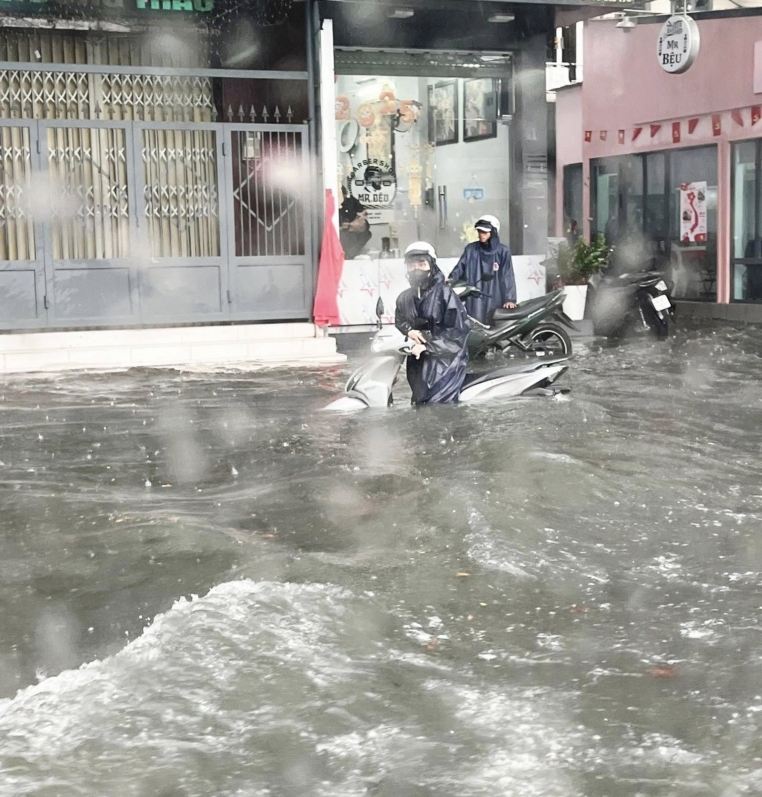 Đang tìm kiếm bé gái 10 tuổi bị nước cuốn trôi, nhiều nơi ở Biên Hòa ngập trong biển nước - Ảnh 3.