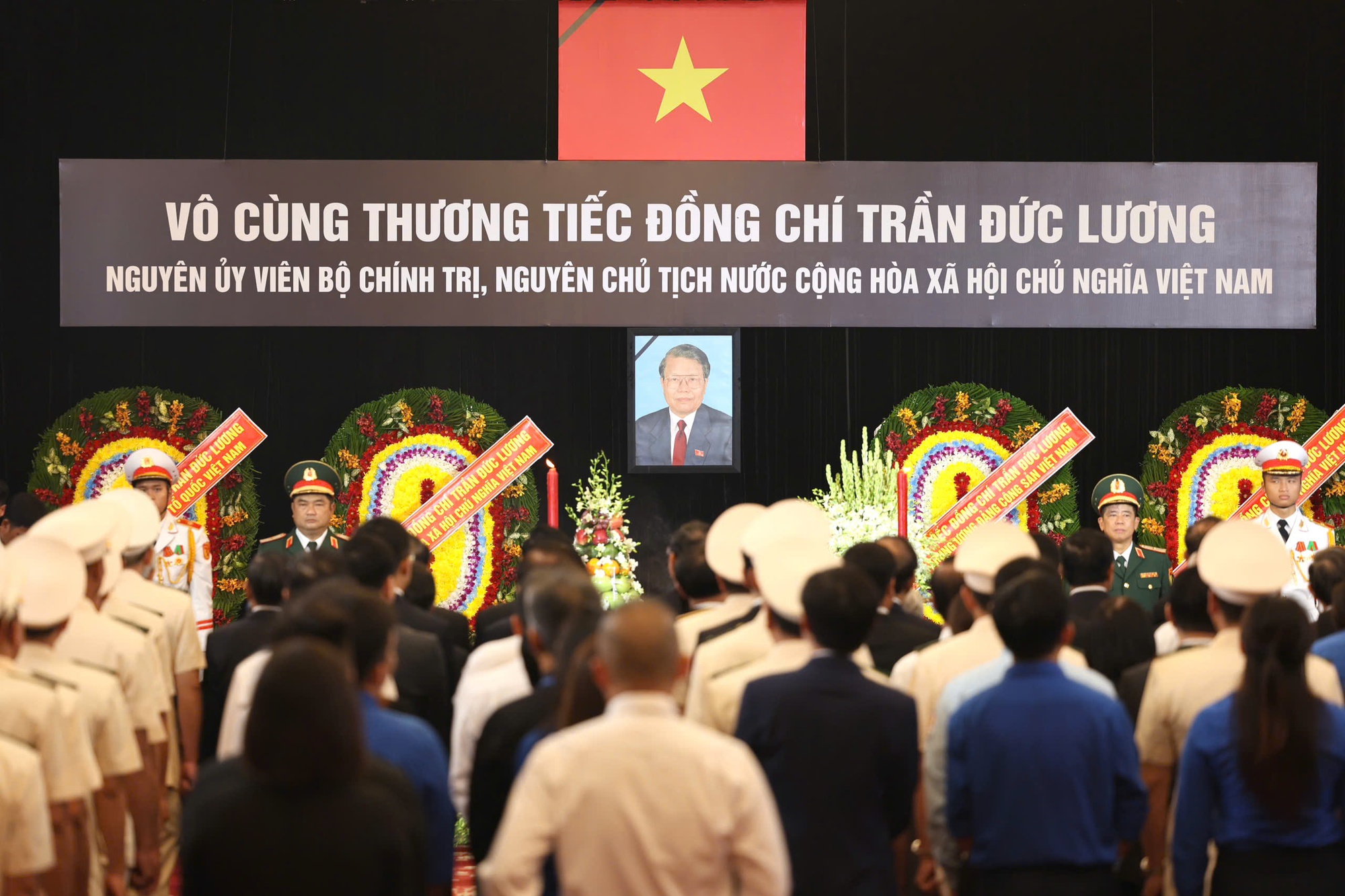 Lễ viếng nguyên Chủ tịch nước Trần Đức Lương tại TP HCM diễn ra trang trọng - Ảnh 8. Lễ viếng nguyên Chủ tịch nước Trần Đức Lương tại TP HCM diễn ra trang trọng - Ảnh 8.