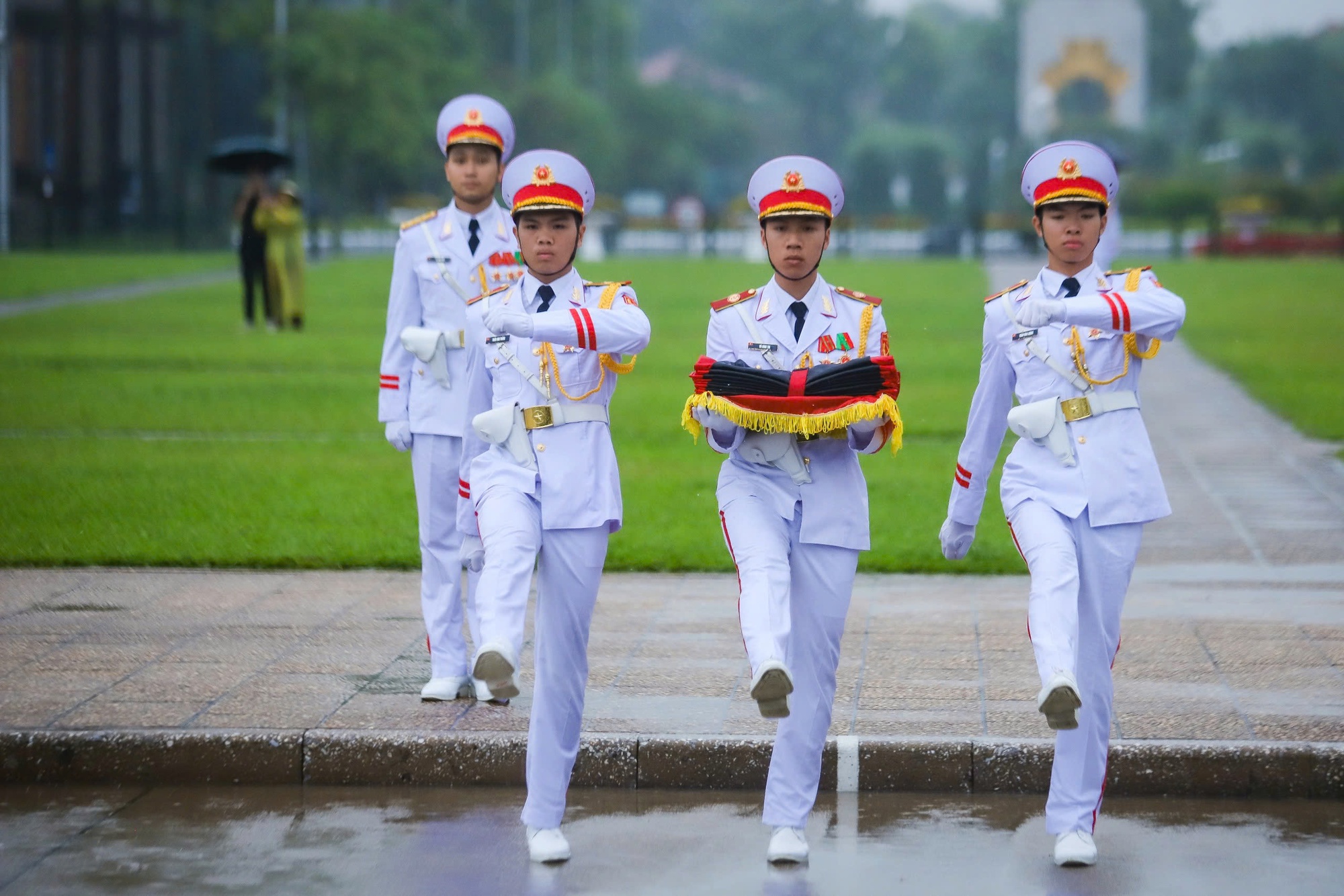 Lễ Quốc tang nguyên Chủ tịch nước Trần Đức Lương tại Quảng trường Ba Đình - Ảnh 6. Lễ Quốc tang nguyên Chủ tịch nước Trần Đức Lương tại Quảng trường Ba Đình - Ảnh 6.