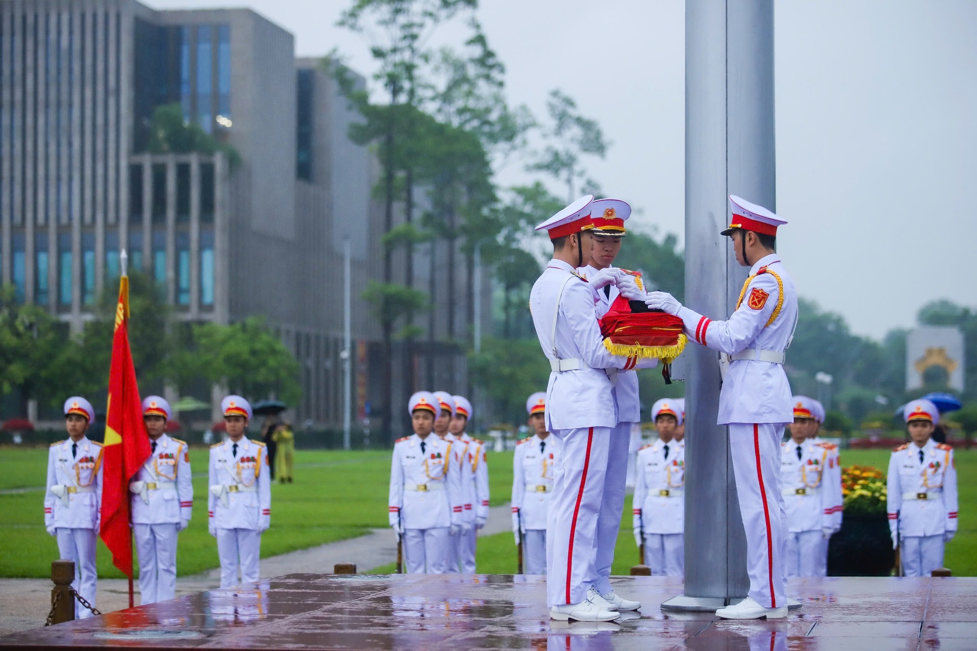 Lễ Quốc tang nguyên Chủ tịch nước Trần Đức Lương tại Quảng trường Ba Đình - Ảnh 7. Lễ Quốc tang nguyên Chủ tịch nước Trần Đức Lương tại Quảng trường Ba Đình - Ảnh 7.