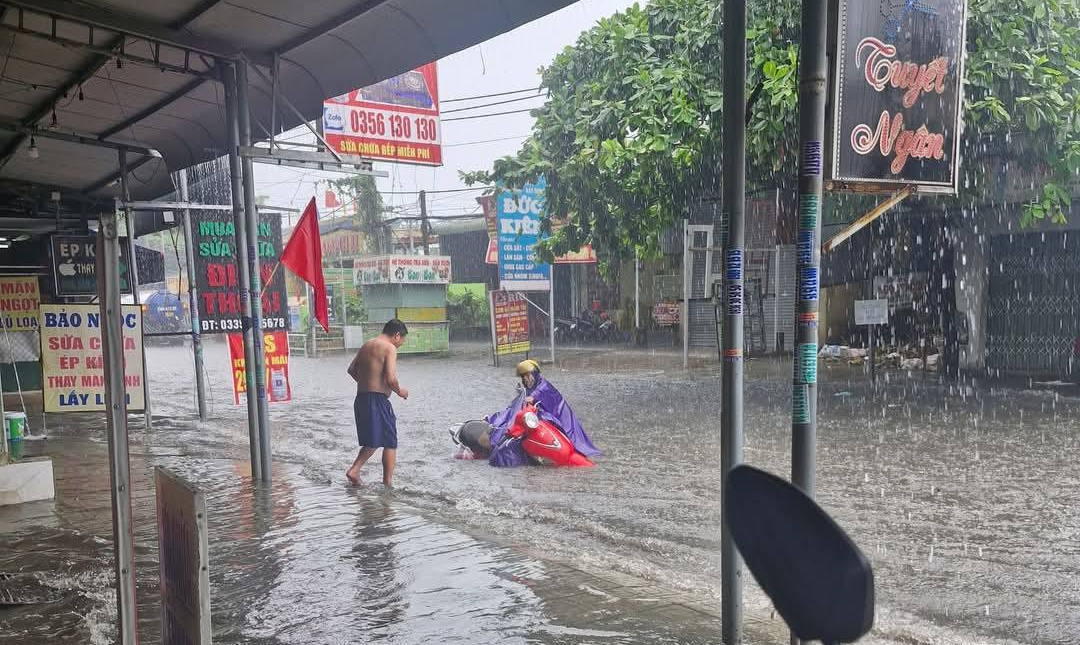 Đang tìm kiếm bé gái 10 tuổi bị nước cuốn trôi, nhiều nơi ở Biên Hòa ngập trong biển nước - Ảnh 4.