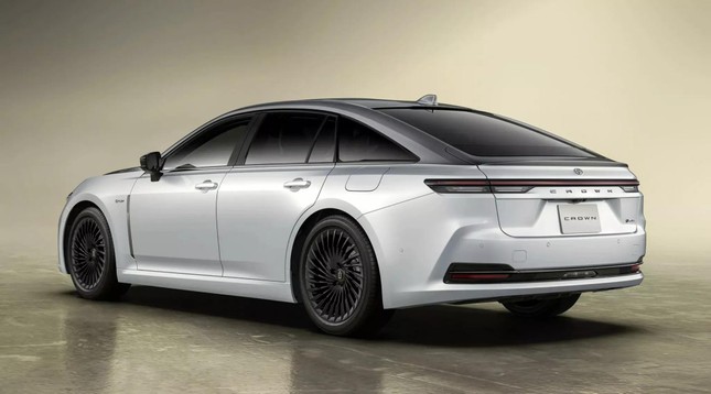 Toyota Crown ra phiên bản đặc biệt hai tông màu như Maybach - Ảnh 5.