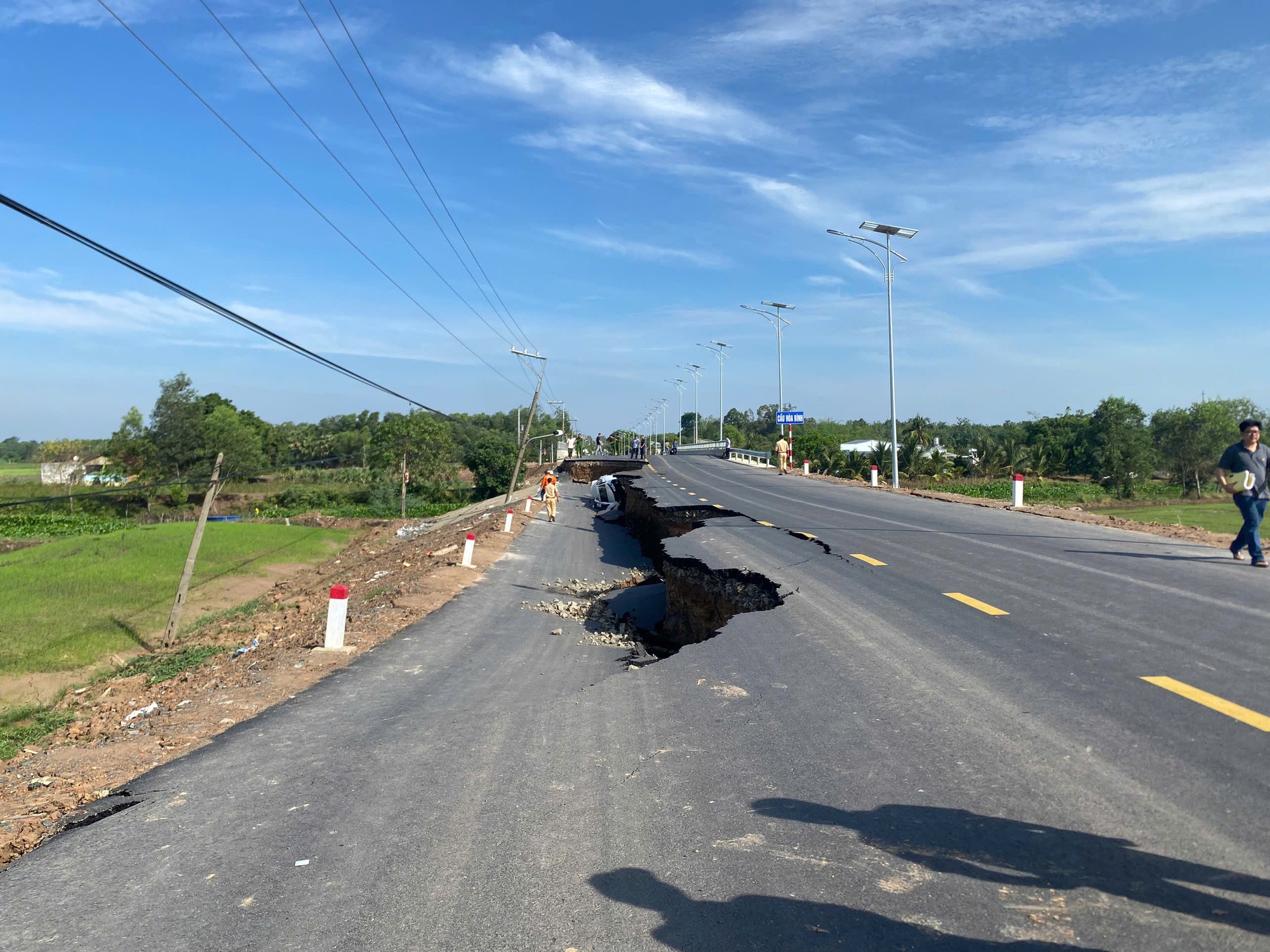 Vụ ô tô và xe máy rơi xuống hố sâu ở Tây Ninh: Quyền Chủ tịch UBND tỉnh Tây Ninh chỉ đạo gì?- Ảnh 1.