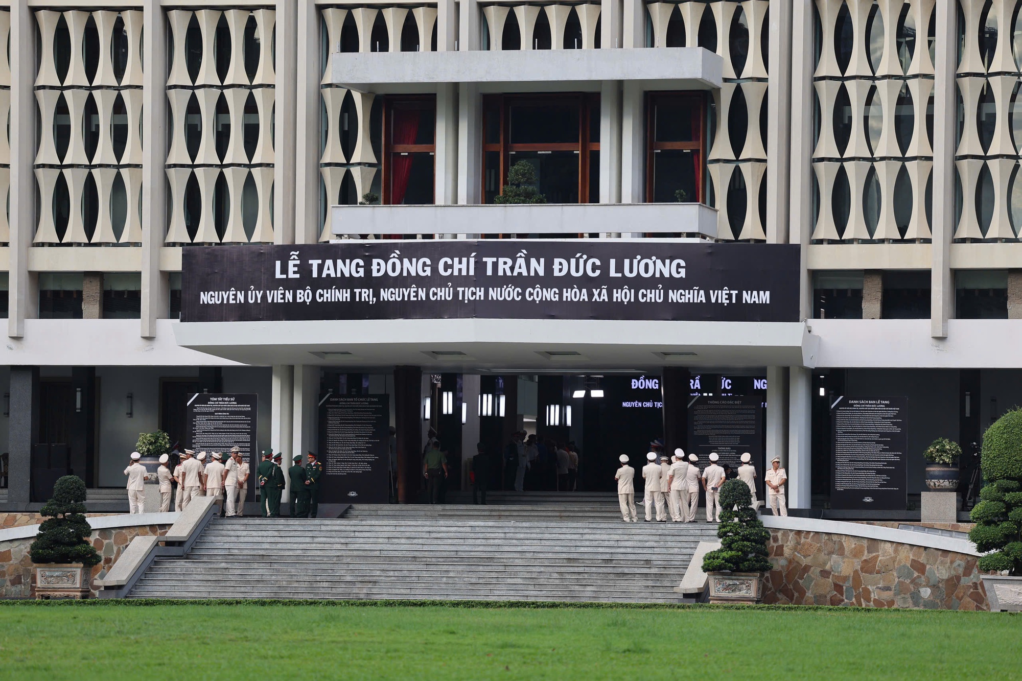 Lễ viếng nguyên Chủ tịch nước Trần Đức Lương tại TP HCM diễn ra trang trọng - Ảnh 2. Lễ viếng nguyên Chủ tịch nước Trần Đức Lương tại TP HCM diễn ra trang trọng - Ảnh 2.