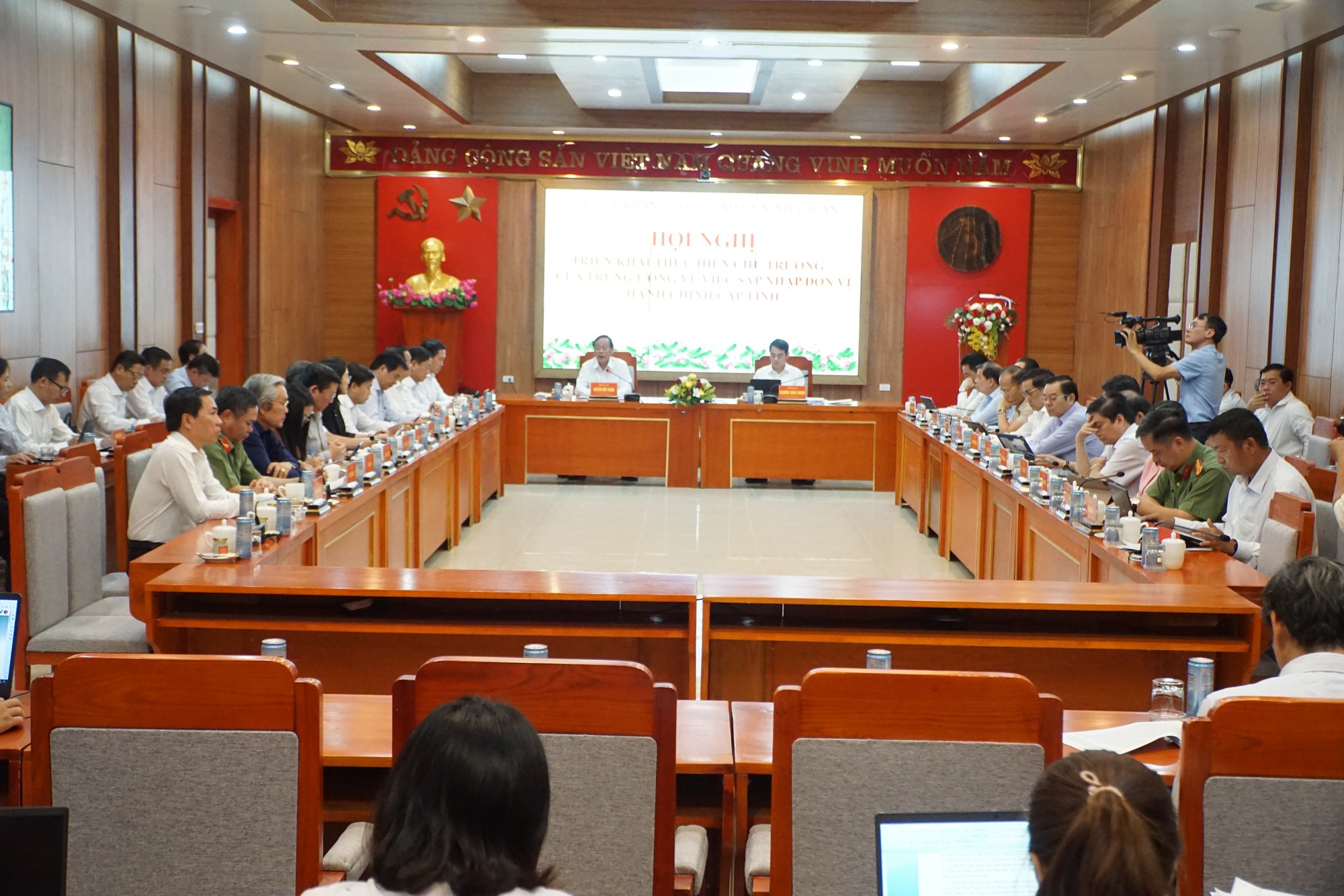 Khánh hòa chi 60 tỉ đồng cho chế độ 53 cán bộ thôi việc theo Nghị định - Ảnh 1.