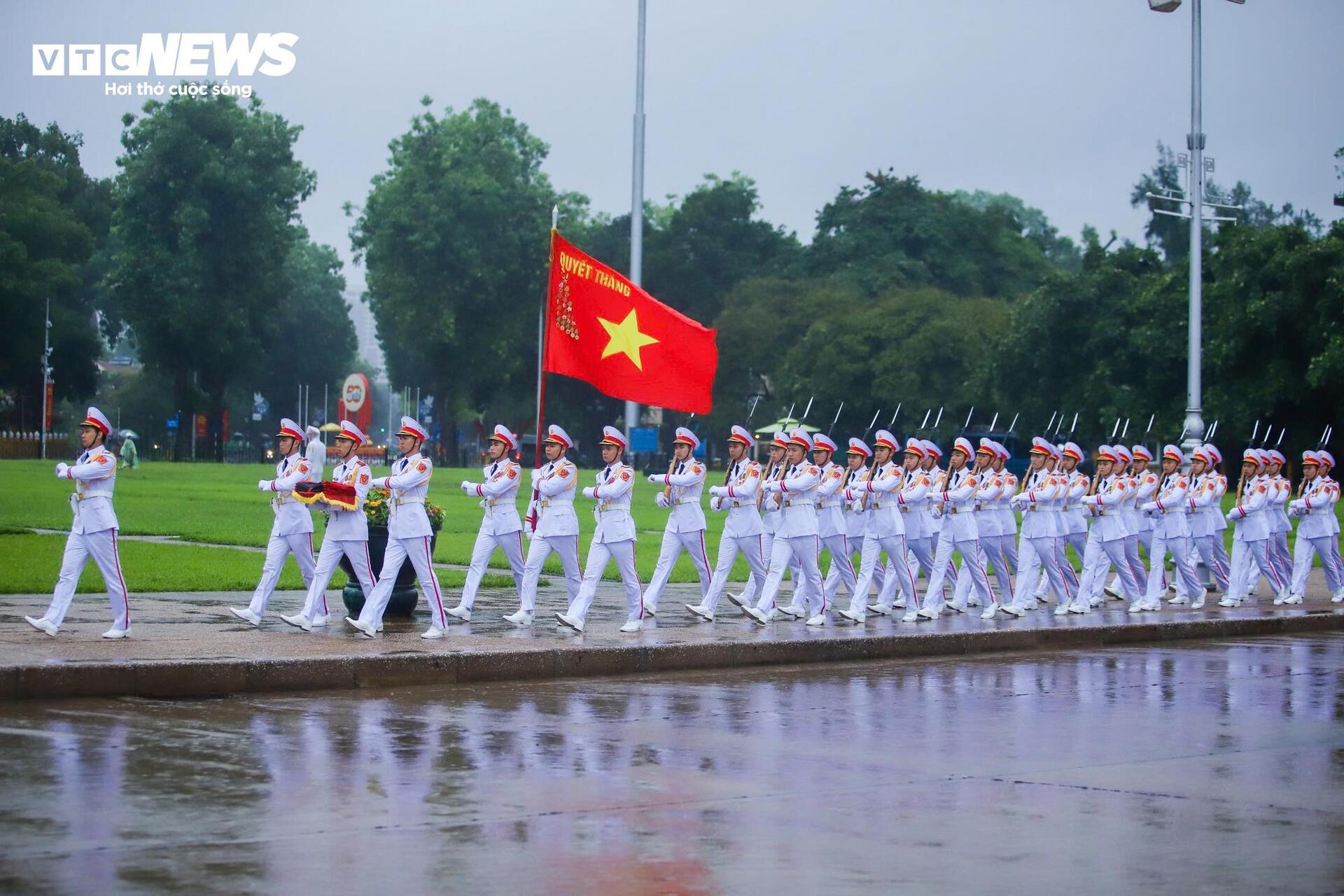 Hà Nội treo cờ rủ tưởng niệm nguyên Chủ tịch nước Trần Đức Lương - Ảnh 1.