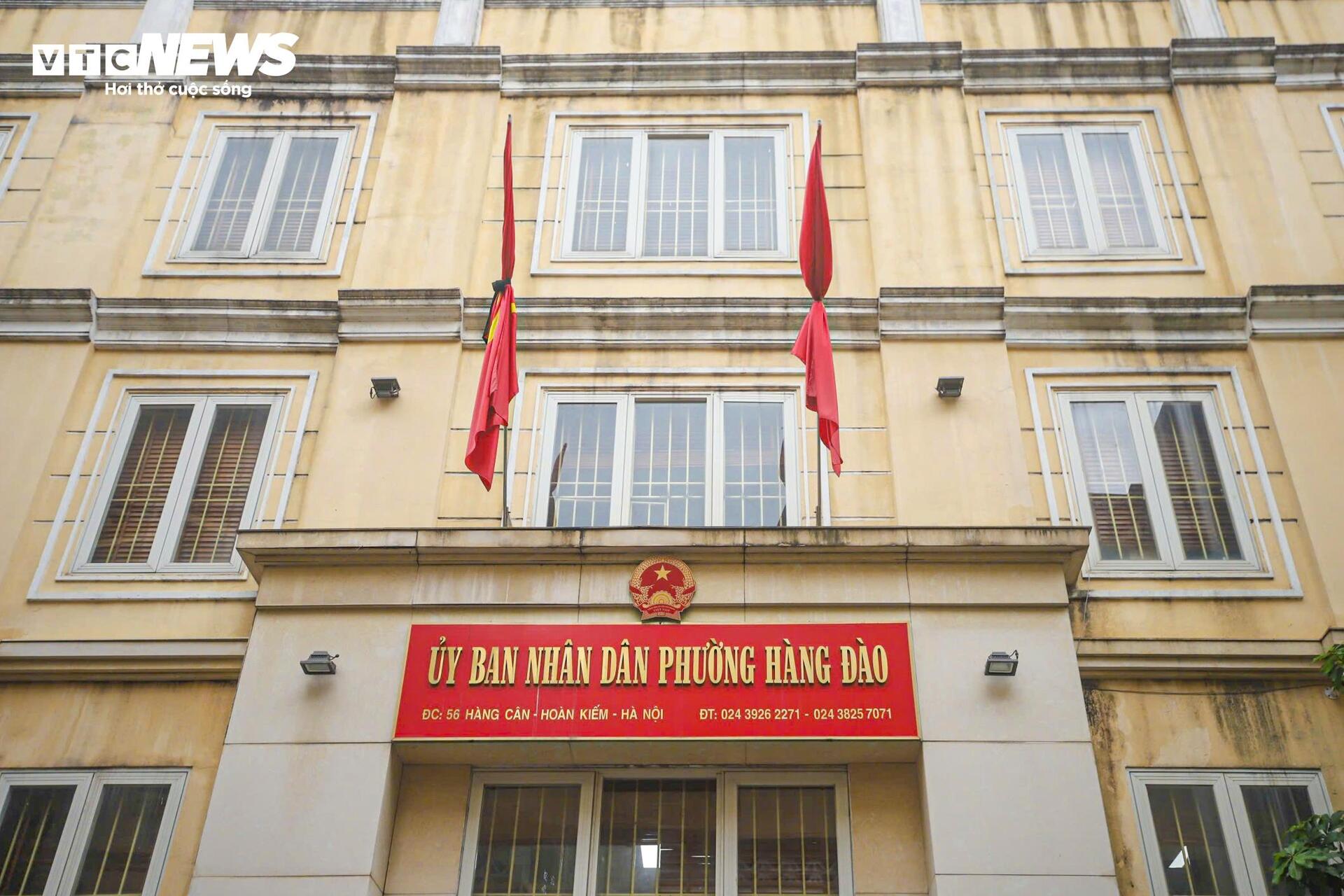 Hà Nội treo cờ rủ tưởng niệm nguyên Chủ tịch nước Trần Đức Lương - Ảnh 10.