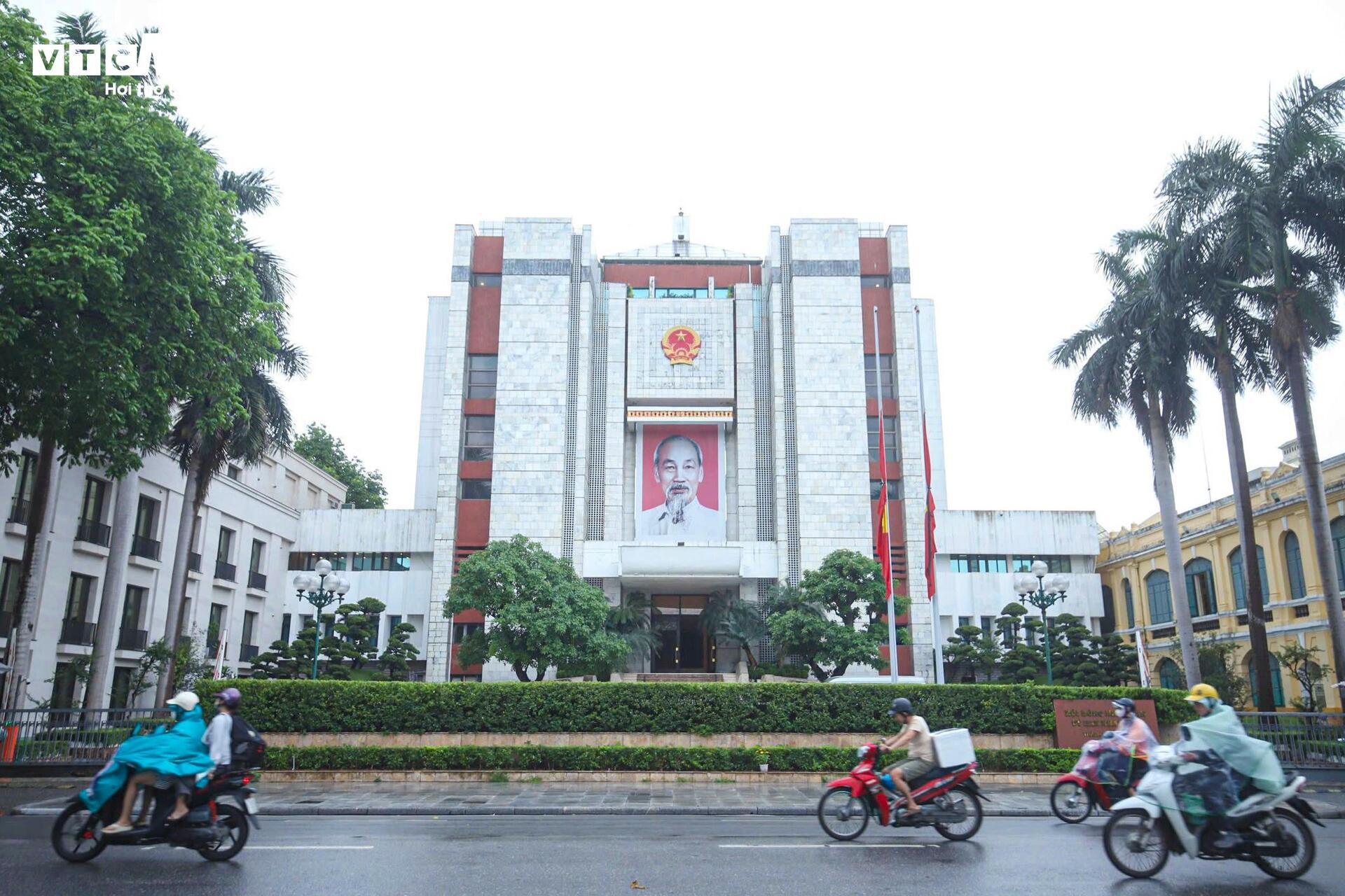 Hà Nội treo cờ rủ tưởng niệm nguyên Chủ tịch nước Trần Đức Lương - Ảnh 11.