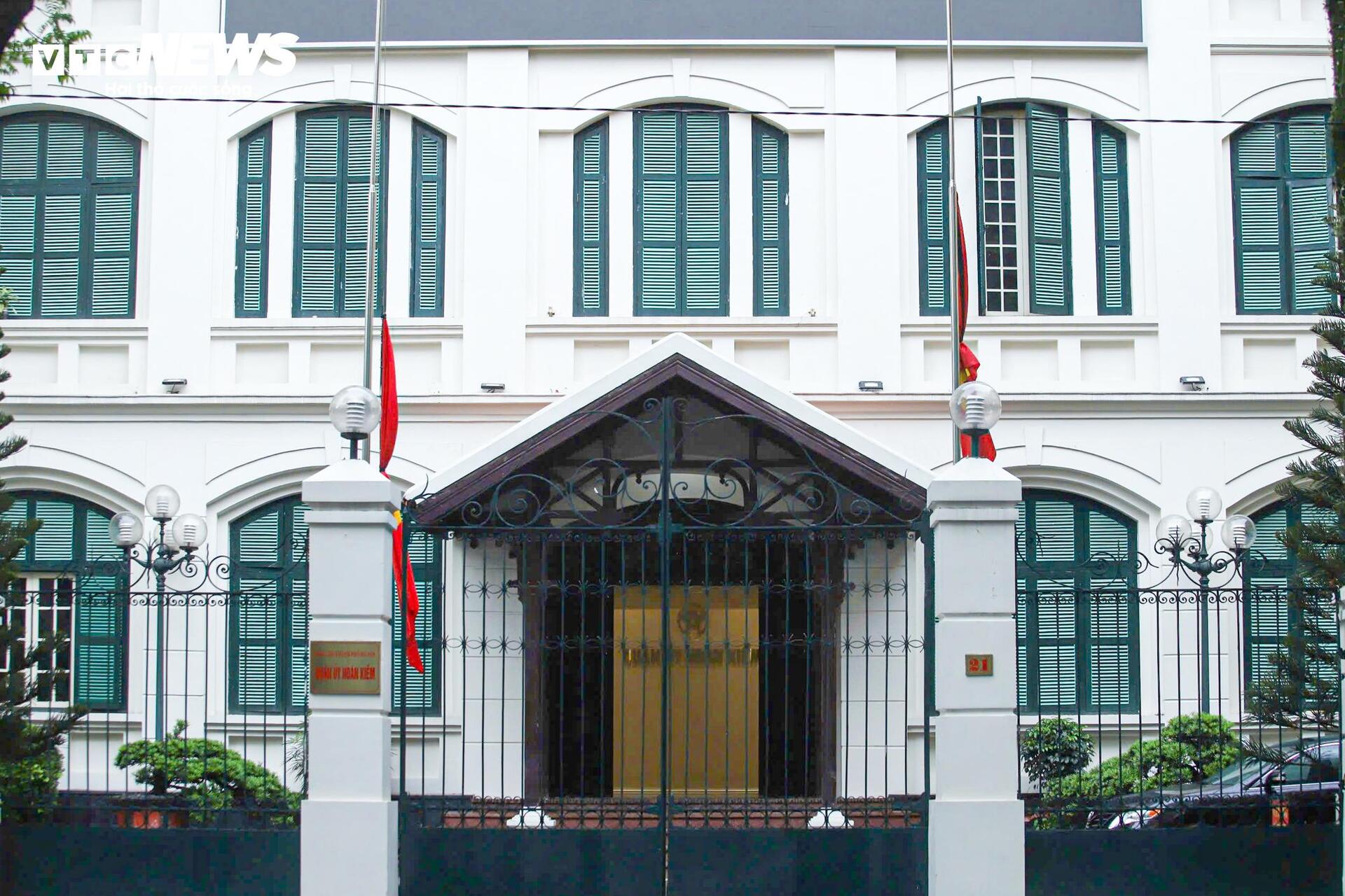 Hà Nội treo cờ rủ tưởng niệm nguyên Chủ tịch nước Trần Đức Lương - Ảnh 12.