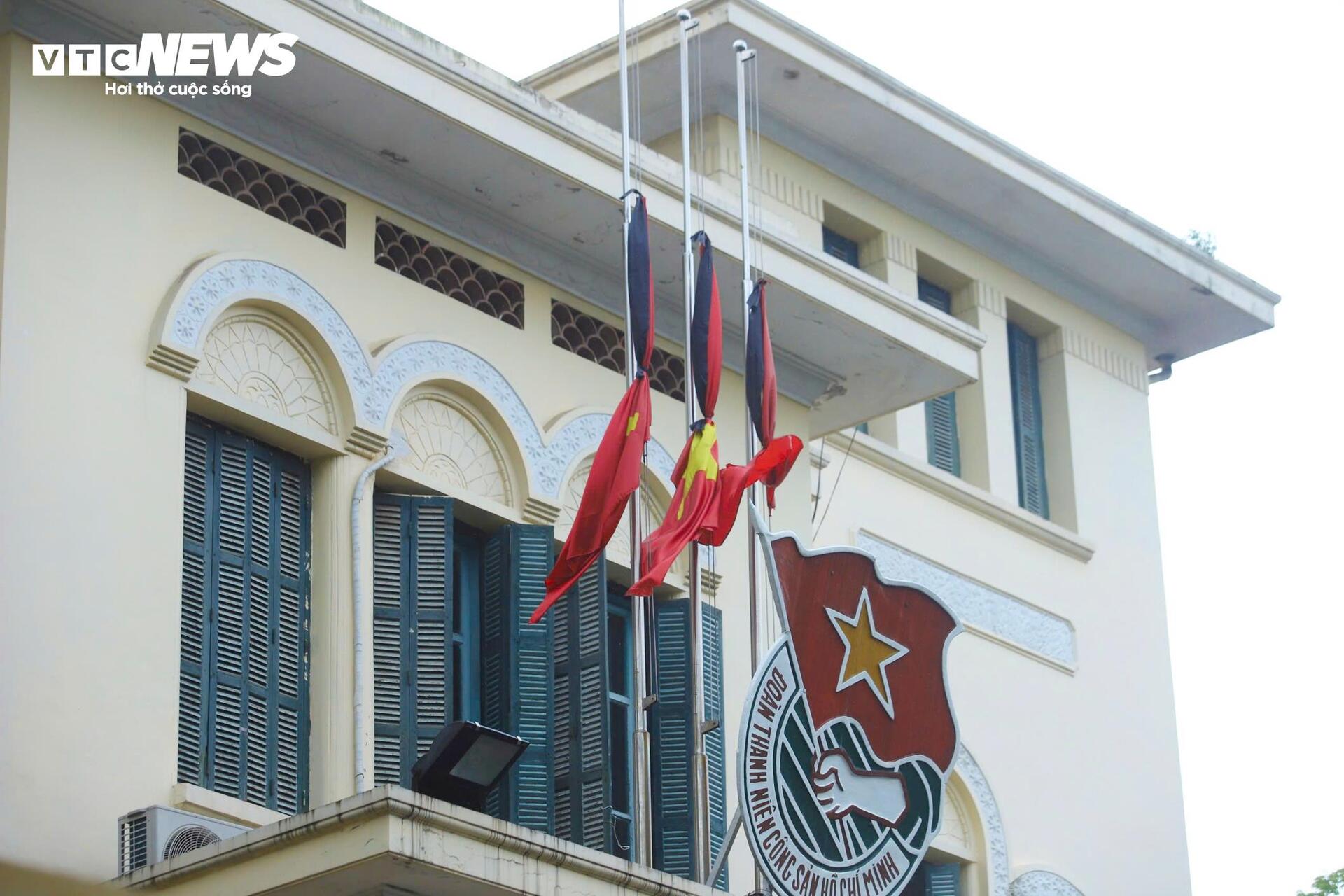 Hà Nội treo cờ rủ tưởng niệm nguyên Chủ tịch nước Trần Đức Lương - Ảnh 13.