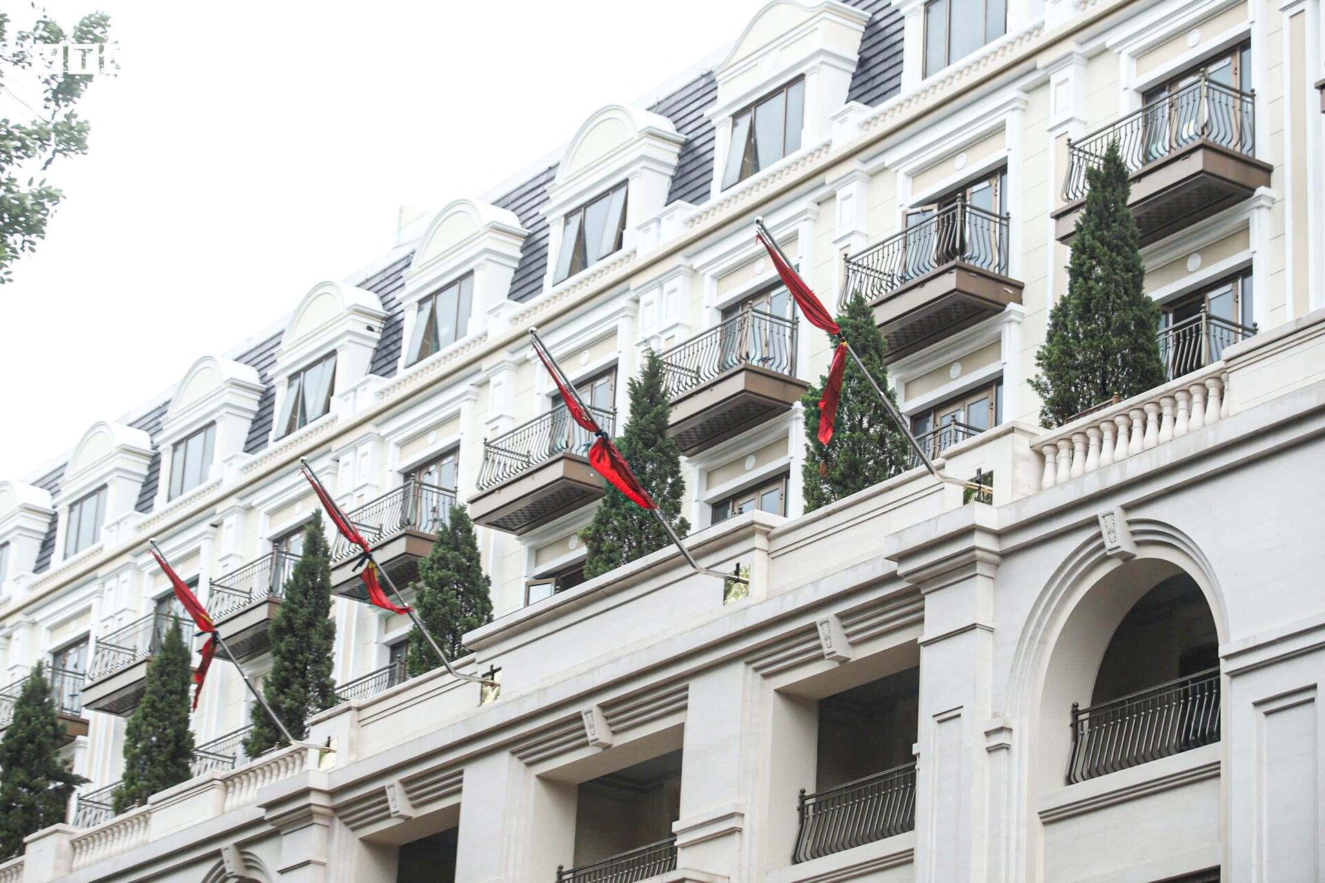 Hà Nội treo cờ rủ tưởng niệm nguyên Chủ tịch nước Trần Đức Lương - Ảnh 16.