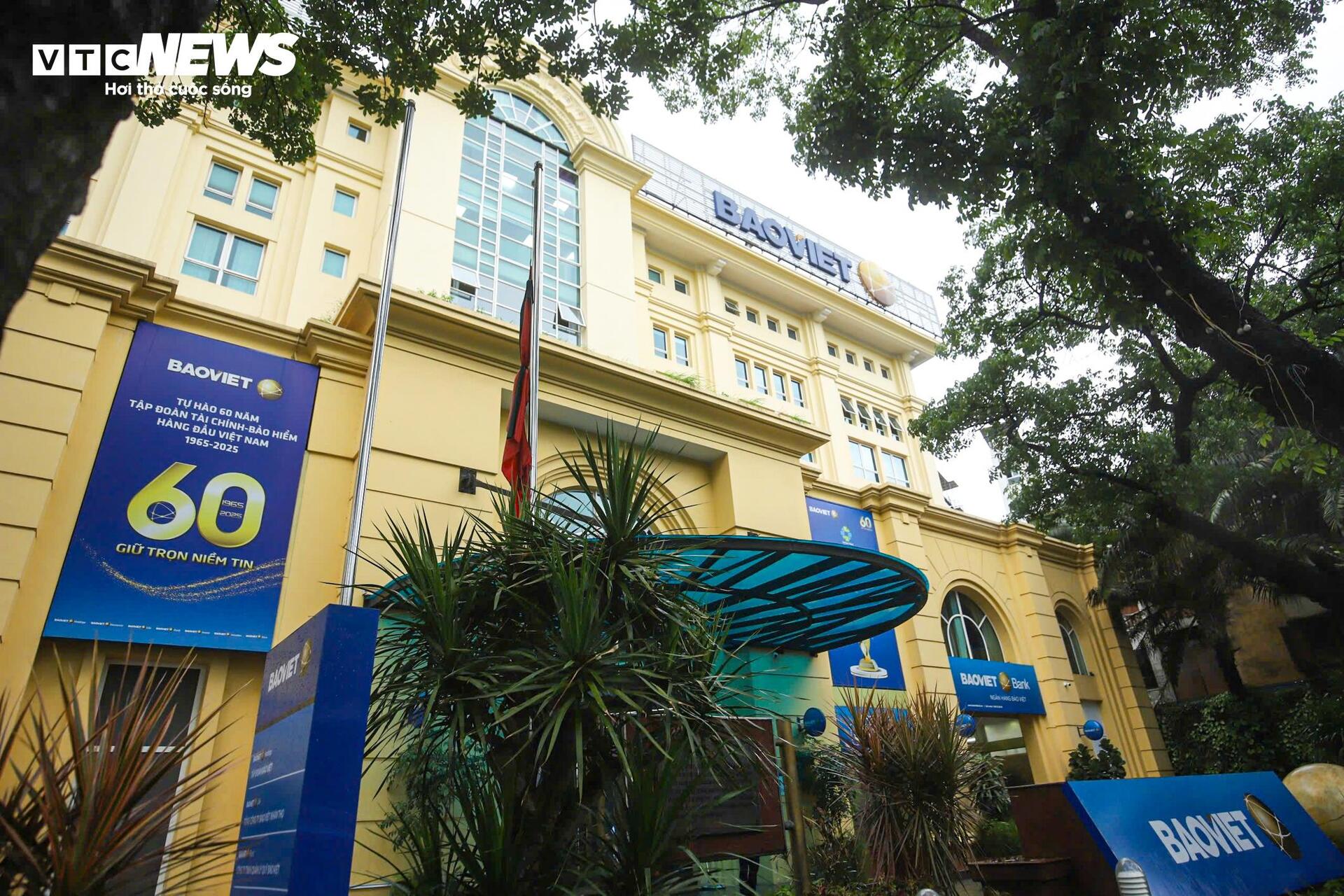 Hà Nội treo cờ rủ tưởng niệm nguyên Chủ tịch nước Trần Đức Lương - Ảnh 15.