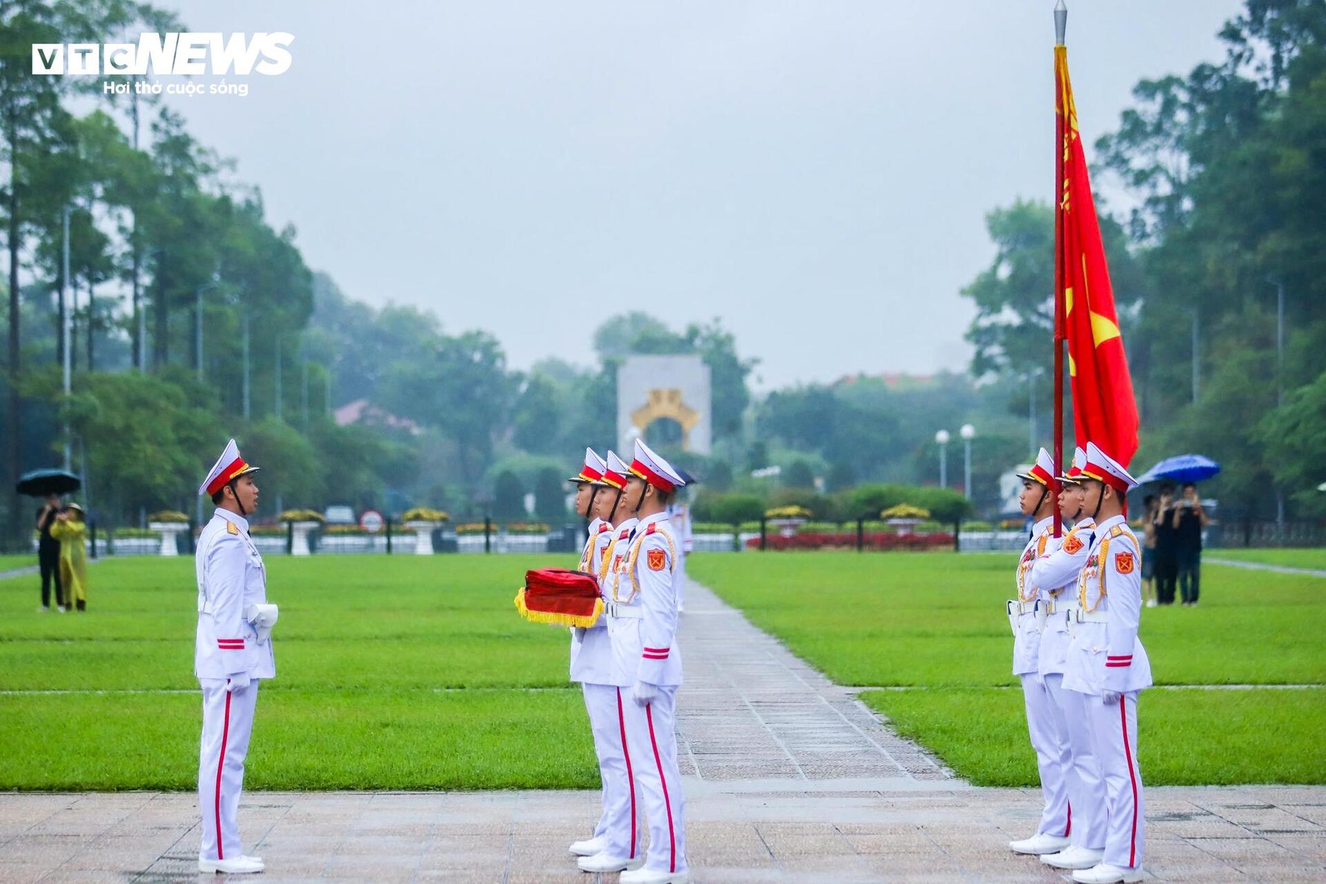 Hà Nội treo cờ rủ tưởng niệm nguyên Chủ tịch nước Trần Đức Lương - Ảnh 2.