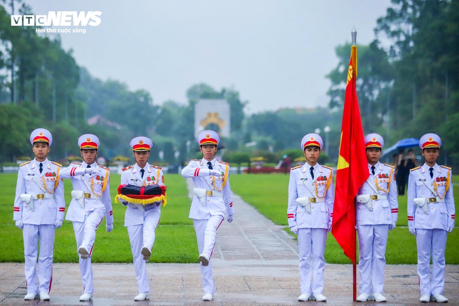Hà Nội treo cờ rủ tưởng niệm nguyên Chủ tịch nước Trần Đức Lương - Ảnh 3.