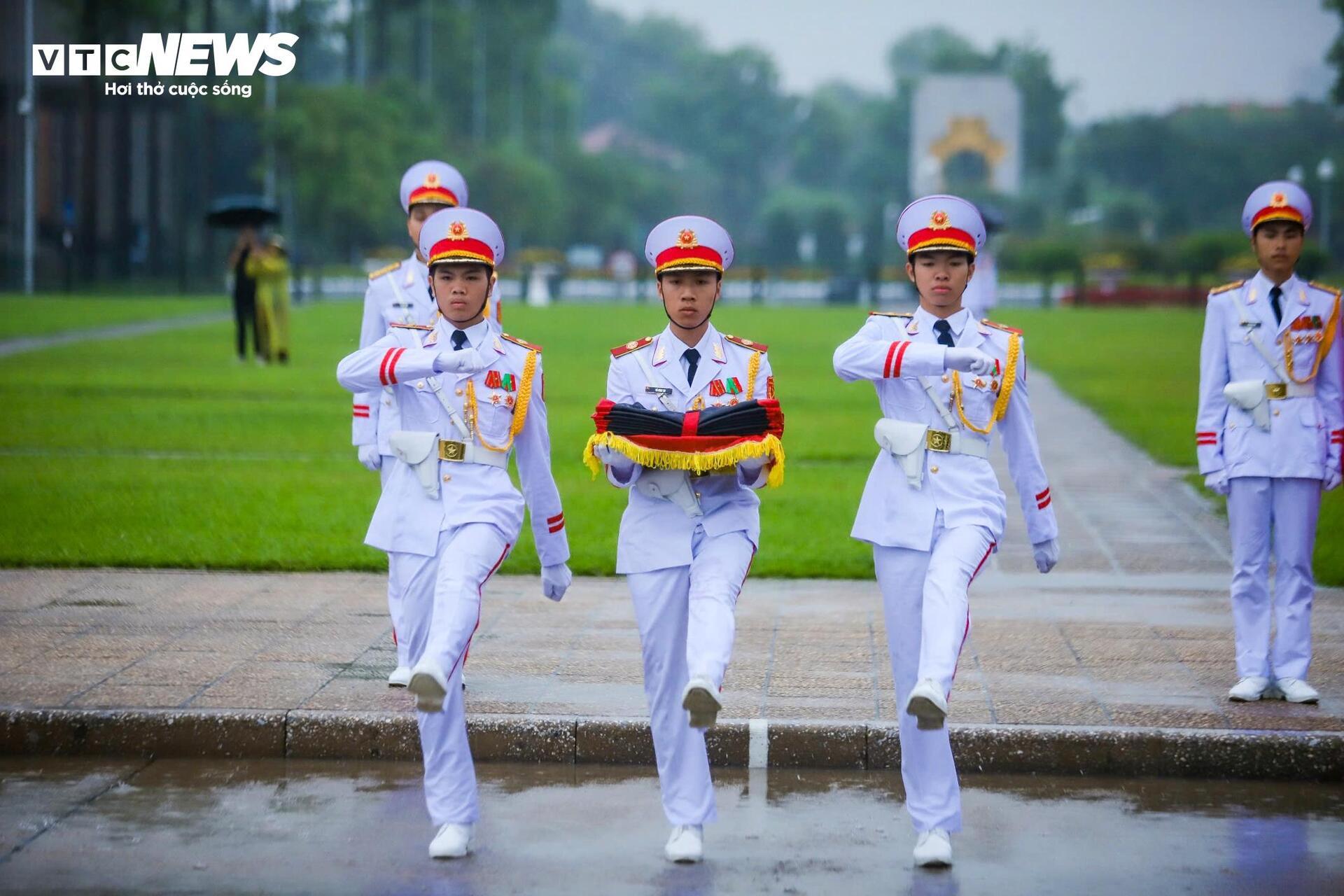 Hà Nội treo cờ rủ tưởng niệm nguyên Chủ tịch nước Trần Đức Lương - Ảnh 4.