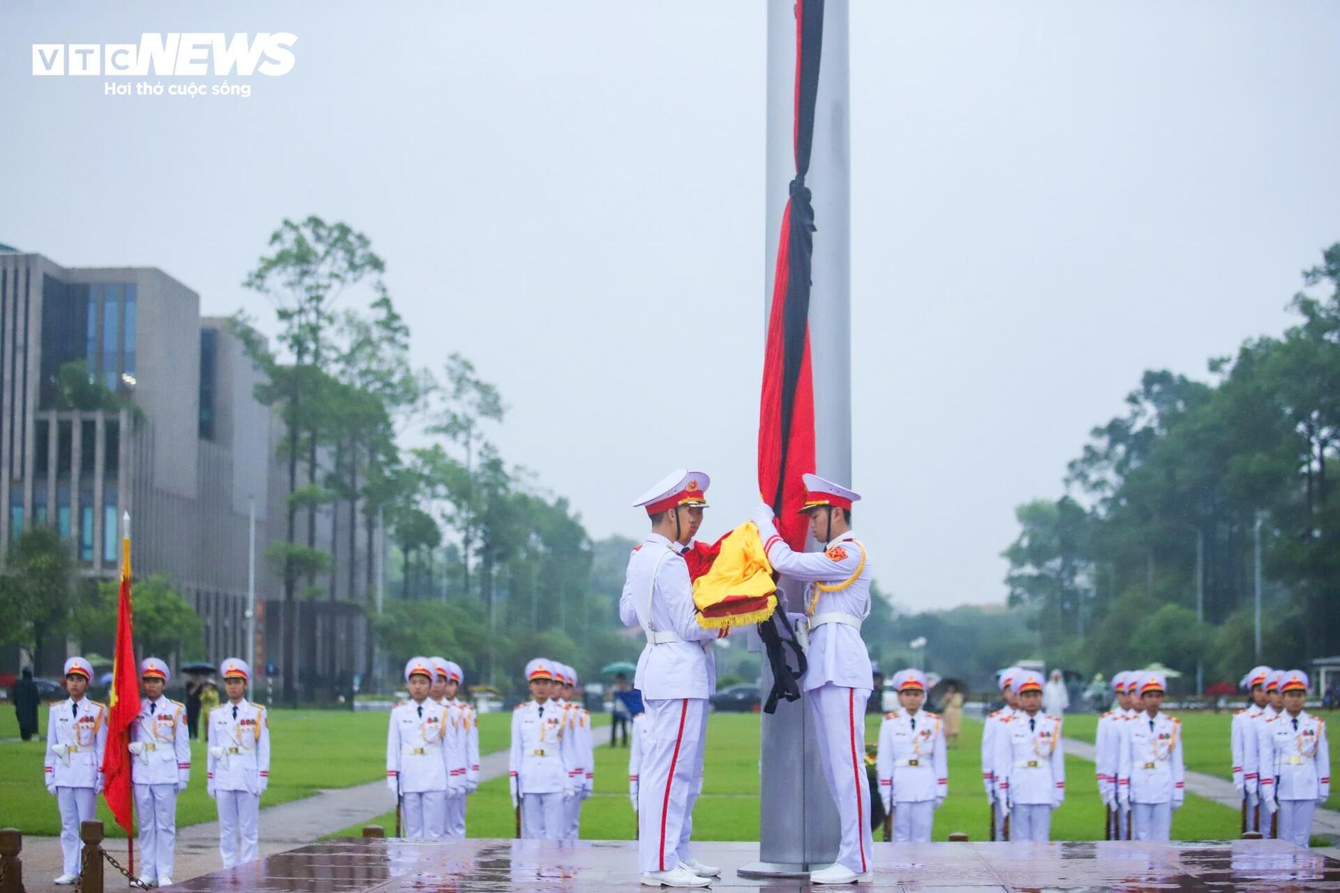 Hà Nội treo cờ rủ tưởng niệm nguyên Chủ tịch nước Trần Đức Lương - Ảnh 5.