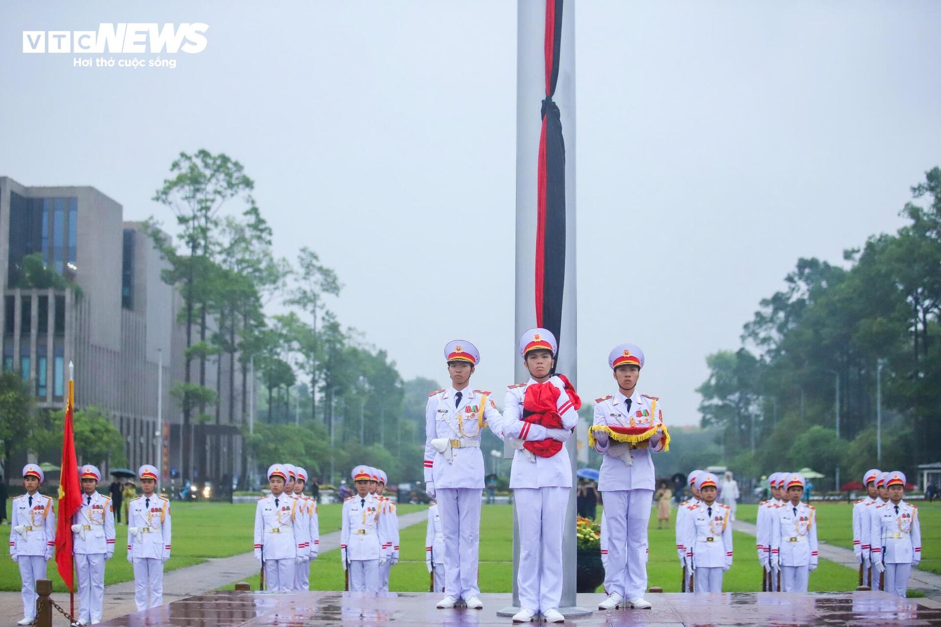 Hà Nội treo cờ rủ tưởng niệm nguyên Chủ tịch nước Trần Đức Lương - Ảnh 6.