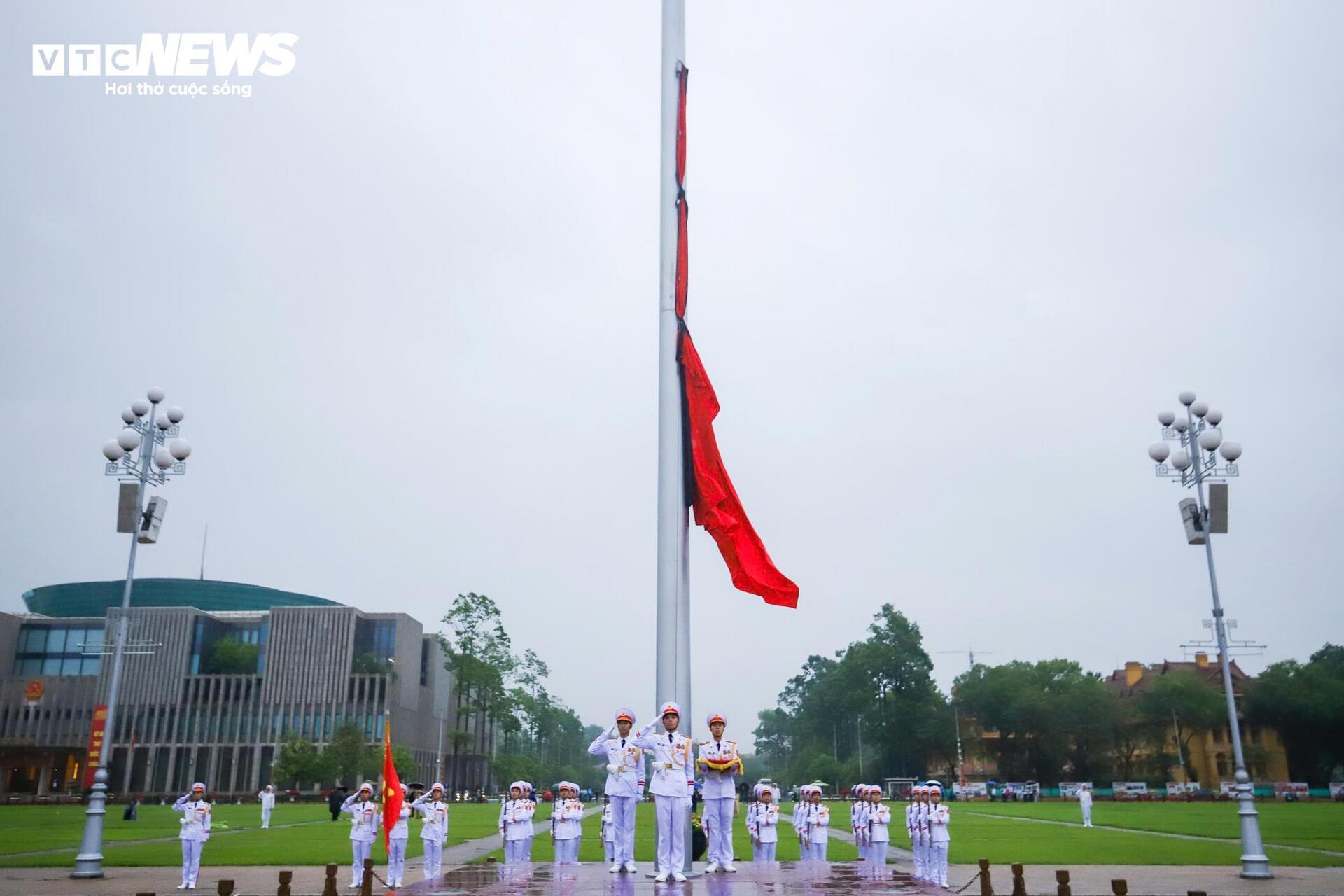 Hà Nội treo cờ rủ tưởng niệm nguyên Chủ tịch nước Trần Đức Lương - Ảnh 7.