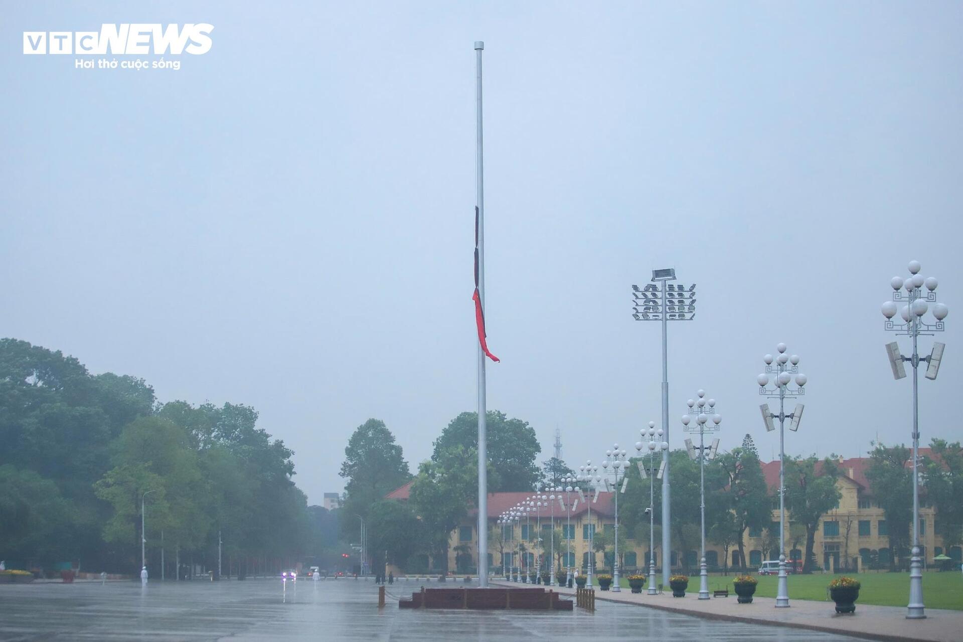 Hà Nội treo cờ rủ tưởng niệm nguyên Chủ tịch nước Trần Đức Lương - Ảnh 8.