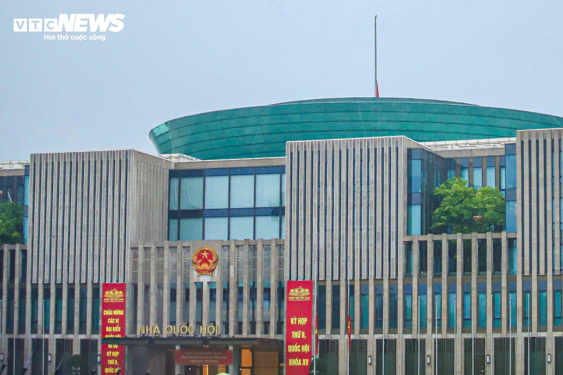 Hà Nội treo cờ rủ tưởng niệm nguyên Chủ tịch nước Trần Đức Lương - Ảnh 9.