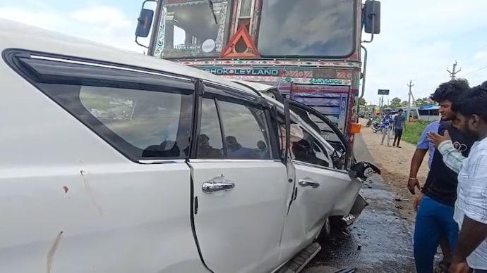 Xe &ocirc; t&ocirc; đ&acirc;m trực diện xe tải khiến 6 người tử vong, 2 người bị thương- Ảnh 1.