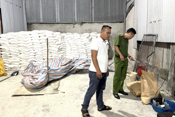 Đột kích xưởng phân bón lậu ở Đồng Nai , sản xuất hàng giả từ nguyên liệu Trung Quốc - Ảnh 3.