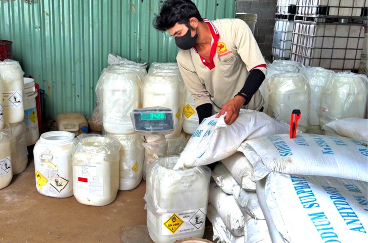 Đột kích xưởng phân bón lậu ở Đồng Nai , sản xuất hàng giả từ nguyên liệu Trung Quốc - Ảnh 2.