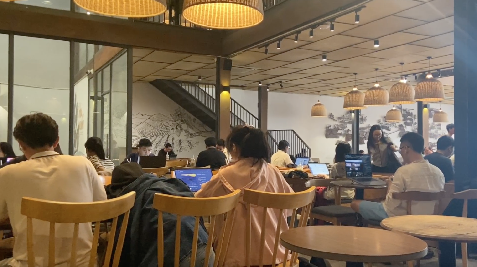 Thông tin mới về việc The Coffee House bịt ổ điện, bị cho là