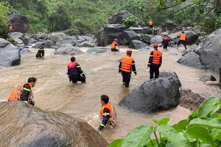 Hai mẹ con mất tích do lũ cuốn ở Sơn La: Tìm kiếm nạn nhân khẩn trương - Ảnh 1. Hai mẹ con mất tích do lũ cuốn ở Sơn La: Tìm kiếm nạn nhân khẩn trương - Ảnh 1.