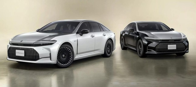 Toyota Crown ra phiên bản đặc biệt hai tông màu như Maybach - Ảnh 1.