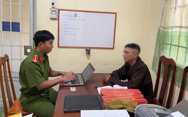 Giả nhà sư đi bán nhang kêu gọi từ thiện bị Công an mời làm việc - Ảnh 1.
