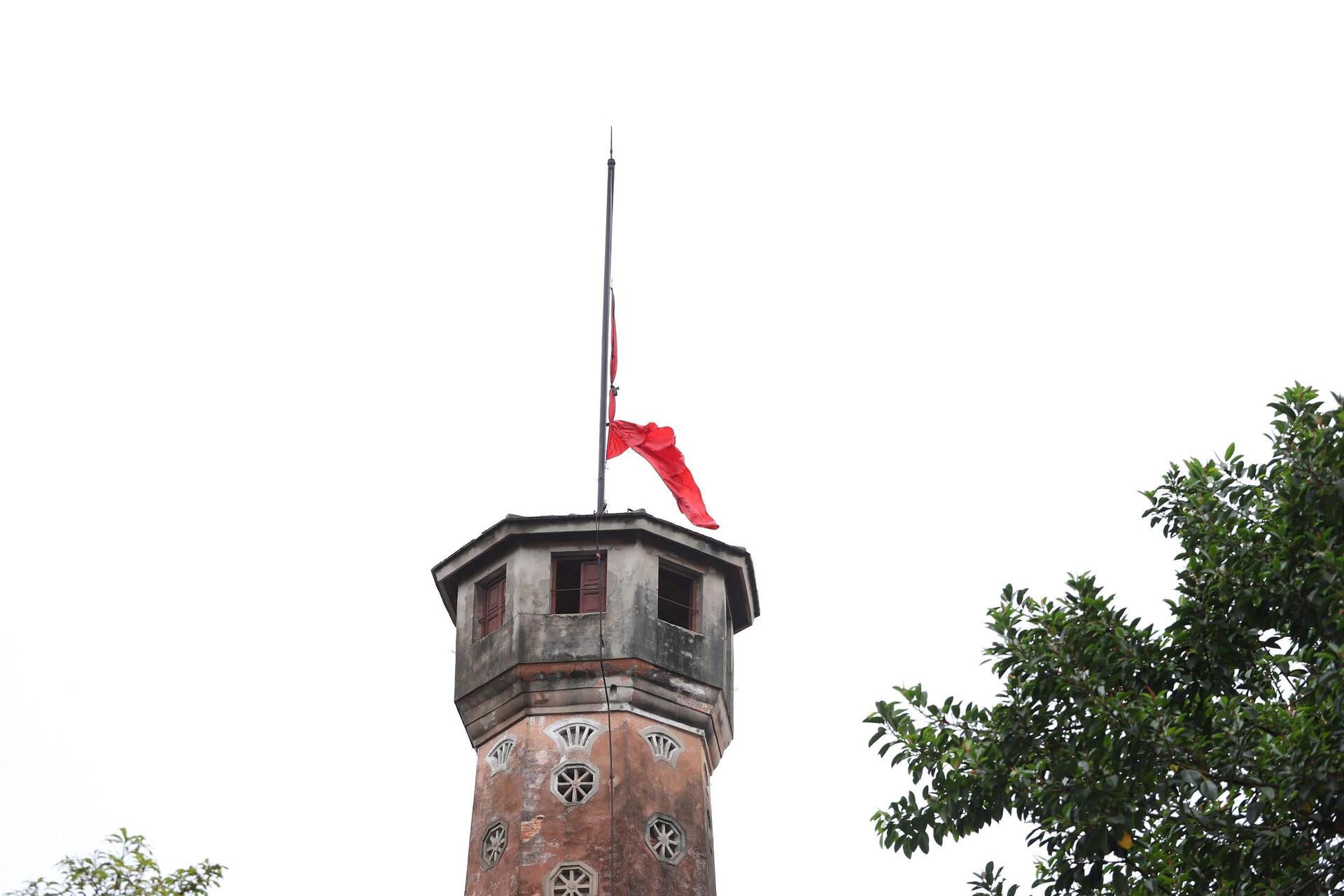 Hà Nội treo cờ rủ tưởng niệm nguyên Chủ tịch nước Trần Đức Lương - Ảnh 14.