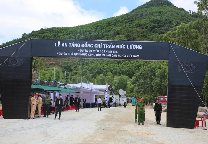 Đưa linh cữu nguyên Chủ tịch nước Trần Đức Lương về quê nhà- Ảnh 3.