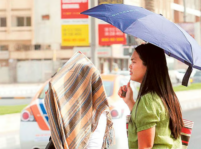 Nhiệt độ cao kỷ lục l&ecirc;n tới hơn 50 độ C tại UAE - Ảnh 1.