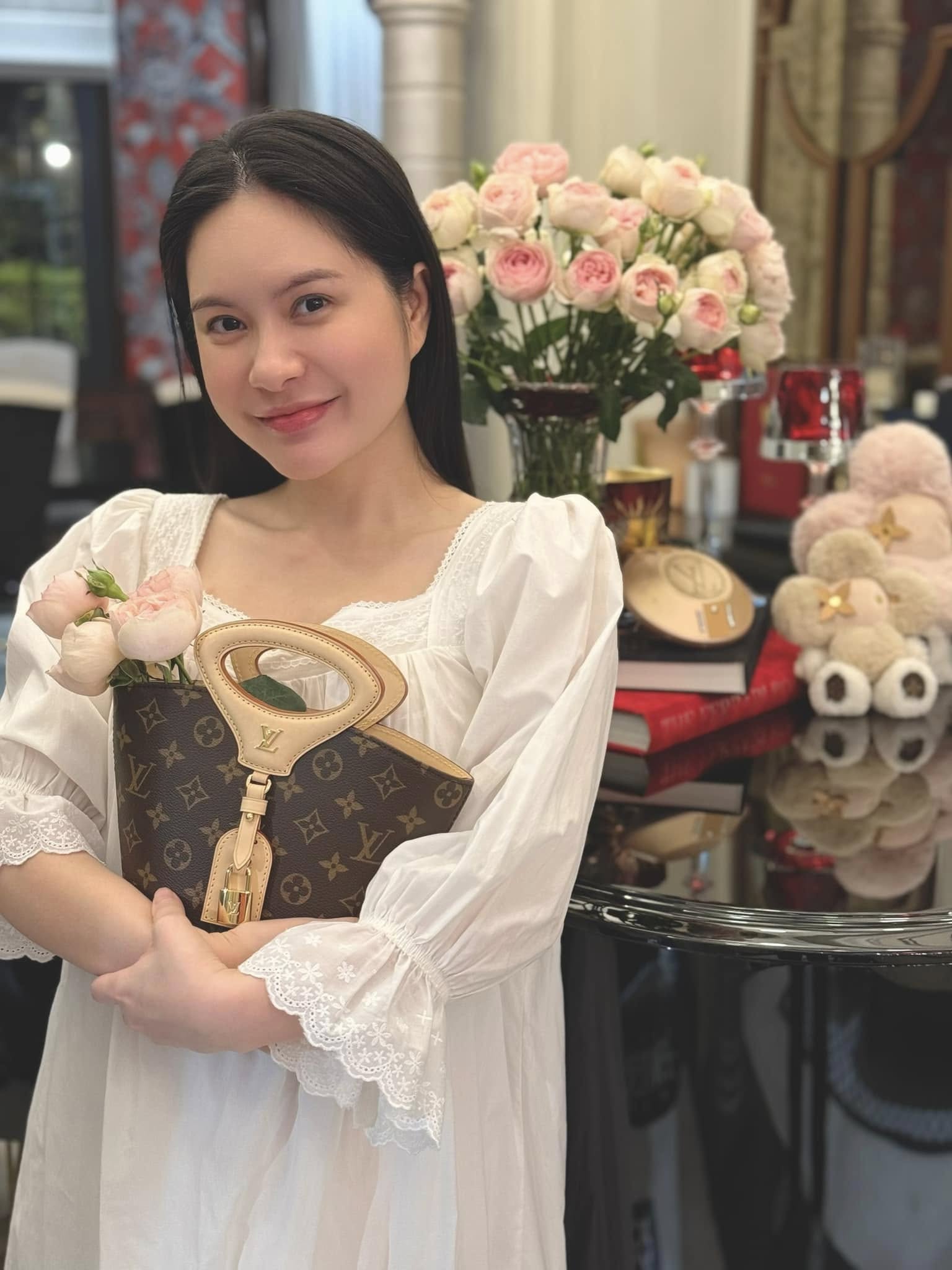 Cuộc sống nhiều ồn ào của nữ nghệ sĩ ở biệt thự 300m2 quận 7, xây biệt thự 400 tỷ đầy bí ẩn - Ảnh 6.