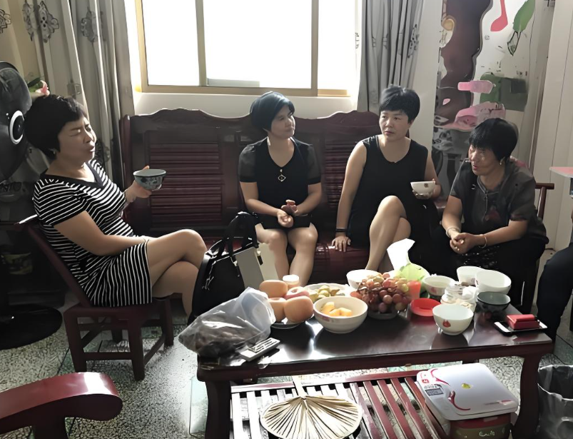 Nghe tin mẹ chồng cũ bệnh nặng, tôi đến thăm thì tình cờ gặp 3 người phụ nữ, chuyện xảy ra sau đó khiến tôi suốt đời không quên- Ảnh 1.
