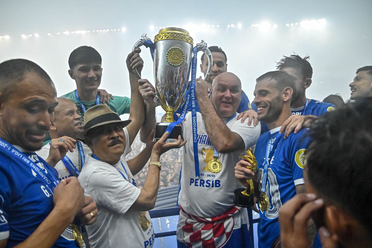 CLB Indonesia vô địch, đại diện FIFA chứng kiến màn ăn mừng thảm họa - Ảnh 2.
