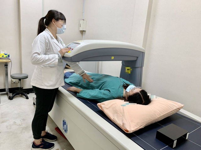 Người phụ nữ gãy xương vì thói quen chống nắng cực đoan  - Ảnh 1.