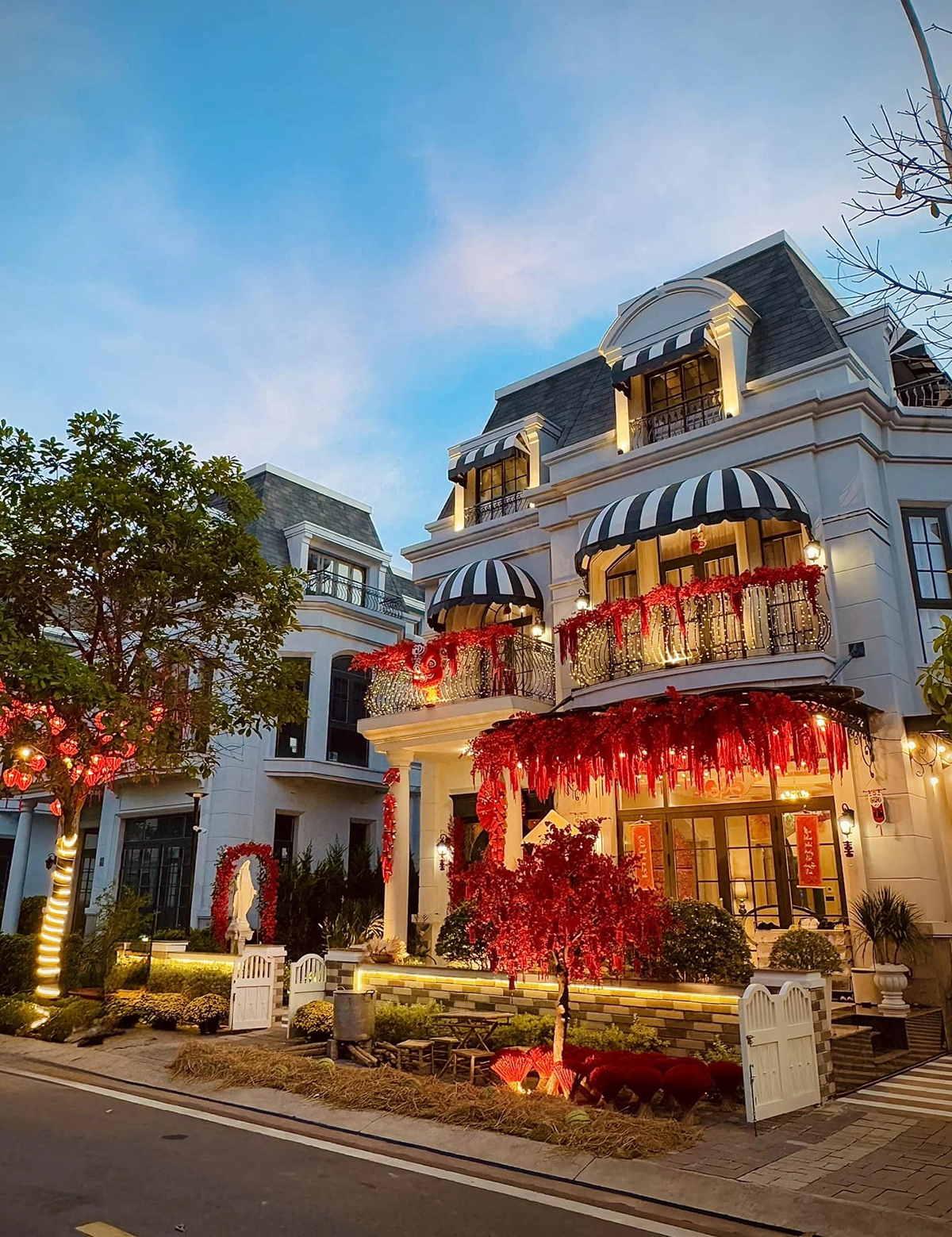 Cuộc sống nhiều ồn ào của nữ nghệ sĩ ở biệt thự 300m2 quận 7, xây biệt thự 400 tỷ đầy bí ẩn - Ảnh 2.