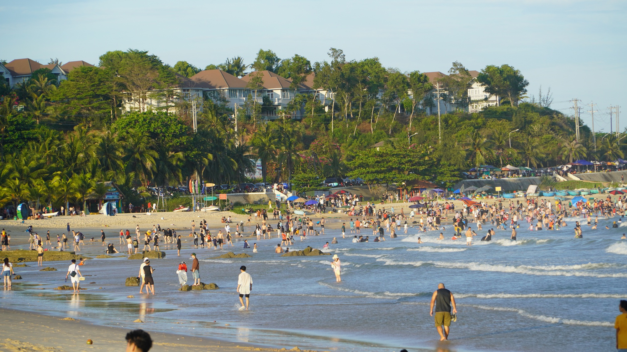 B&igrave;nh Thuận "bơm" sức sống cho ng&agrave;nh du lịch, đặt mục ti&ecirc;u 11 triệu lượt kh&aacute;ch năm 2025- Ảnh 2.