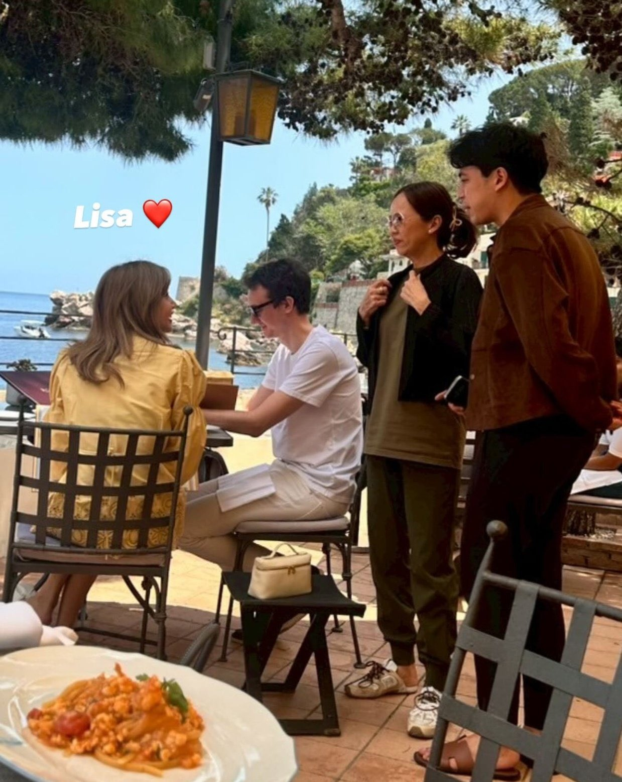 Đoạn video hé lộ biệt tài đẳng cấp của bạn trai Lisa, đã giàu còn giỏi cỡ này bảo sao đàng gái mê mệt- Ảnh 5. Đoạn video hé lộ biệt tài đẳng cấp của bạn trai Lisa, đã giàu còn giỏi cỡ này bảo sao đàng gái mê mệt- Ảnh 5.