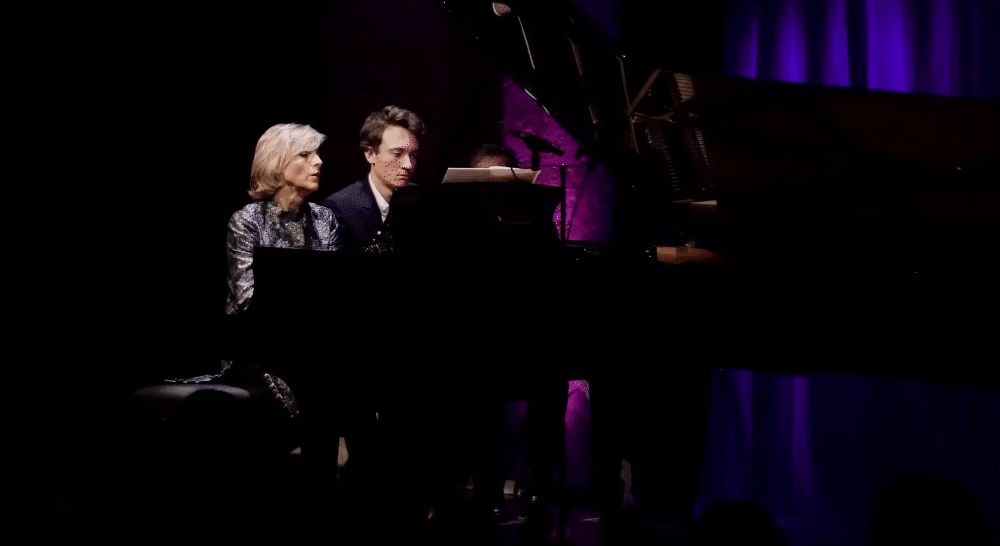 Đoạn video hé lộ biệt tài đẳng cấp của bạn trai Lisa, đã giàu còn giỏi cỡ này bảo sao đàng gái mê mệt- Ảnh 3. Đoạn video hé lộ biệt tài đẳng cấp của bạn trai Lisa, đã giàu còn giỏi cỡ này bảo sao đàng gái mê mệt- Ảnh 3.