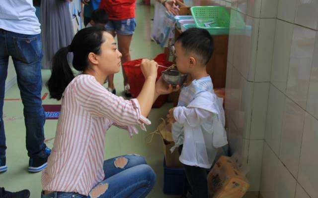 Con trai 4 tuổi đi học mẫu giáo bị sụt 3kg sau nửa tháng, mẹ tức giận "hỏi tội" cô giáo nhưng lại bẽ mặt vì lý do - Ảnh 2. Con trai 4 tuổi đi học mẫu giáo bị sụt 3kg sau nửa tháng, mẹ tức giận "hỏi tội" cô giáo nhưng lại bẽ mặt vì lý do - Ảnh 2.