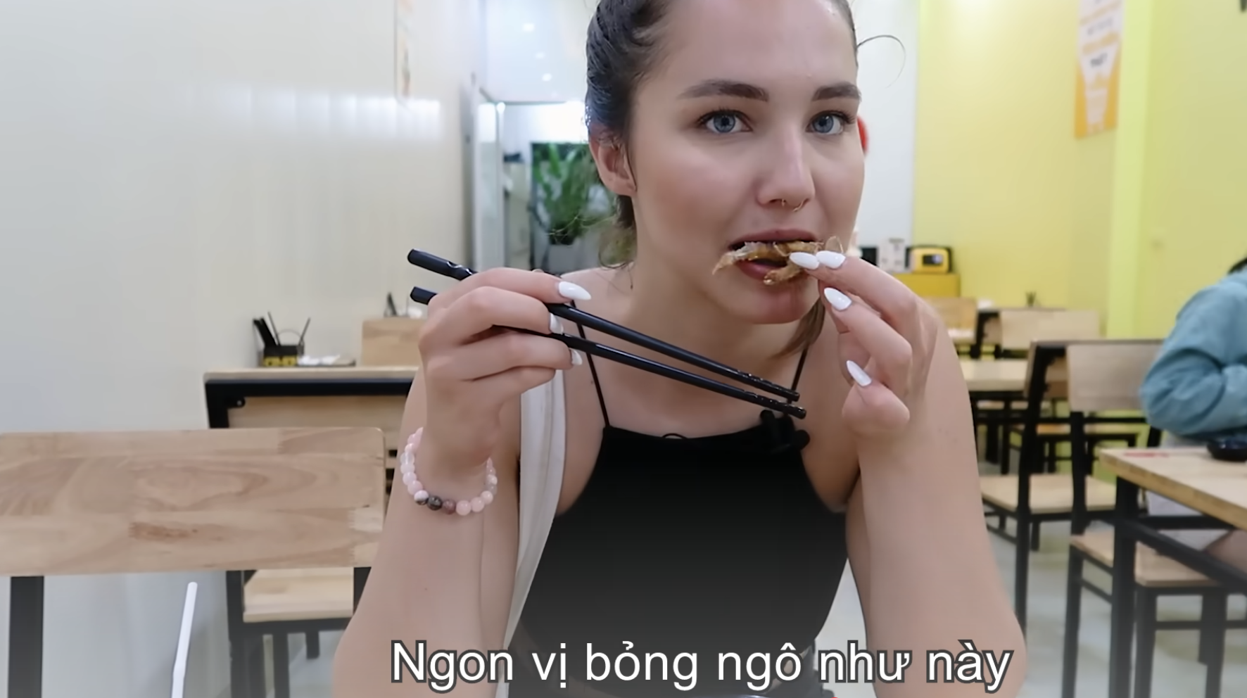 Khách Tây ăn sập phố cổ Hà Nội, phát hiện món chân ái của cuộc đời: ‘Không món Hungary nào ngon bằng’ - Ảnh 3.