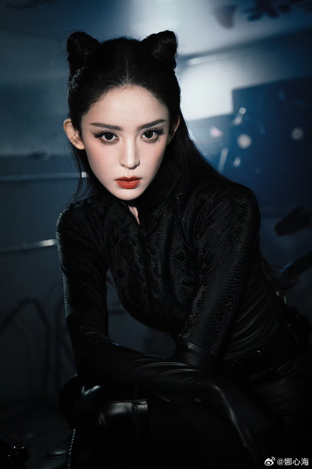 Lộ ảnh năm 16 tuổi của mỹ nhân Tân Cương đẹp nhất Cbiz, hàng triệu netizen tranh cãi: "Vẻ đẹp này có thật không?" - Ảnh 6. Lộ ảnh năm 16 tuổi của mỹ nhân Tân Cương đẹp nhất Cbiz, hàng triệu netizen tranh cãi: "Vẻ đẹp này có thật không?" - Ảnh 6.