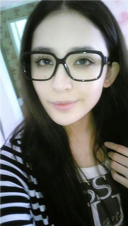 Lộ ảnh năm 16 tuổi của mỹ nhân Tân Cương đẹp nhất Cbiz, hàng triệu netizen tranh cãi: "Vẻ đẹp này có thật không?" - Ảnh 5. Lộ ảnh năm 16 tuổi của mỹ nhân Tân Cương đẹp nhất Cbiz, hàng triệu netizen tranh cãi: "Vẻ đẹp này có thật không?" - Ảnh 5.